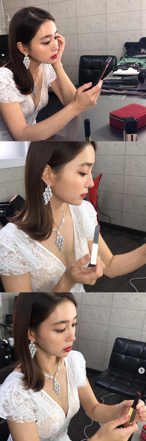 '이병헌 ♥' 이민정, 강렬 레드립으로 완성한 '매혹美'[★SNS]