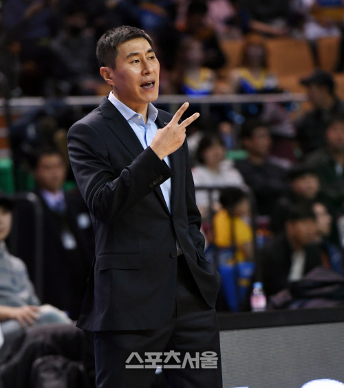 [포토] 이상민 감독 '2번 작전으로'