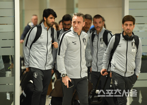 [포토] 벤투 감독, 평가전 마치고 돌아왔습니다~