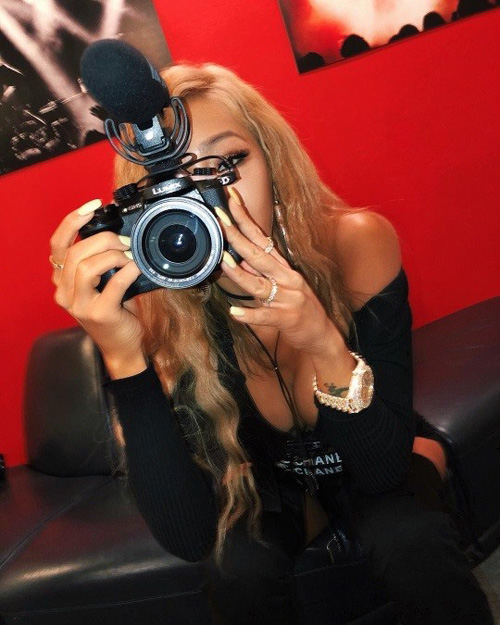 "사진 찍는 모습도 남달라" 제시, 아찔한 볼륨감[★SNS]   