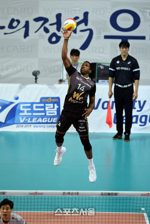 OK저축은행 요스바니, 파괴력 강한 서브!  [포토]