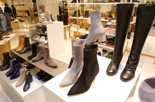 "올 겨울 대세 아이템은 '삭스 앵클부츠'"…현대百, 온·오프라인 할인 행사