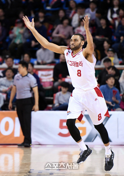 시거스, 연속 3점슛...오늘 감 좋아요  [포토]