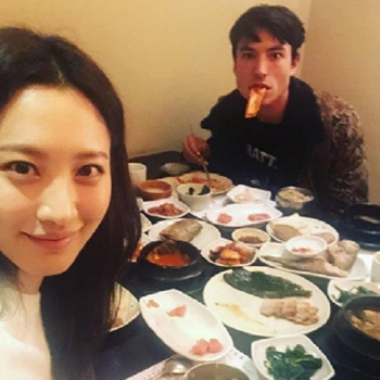 수현 에즈라밀러