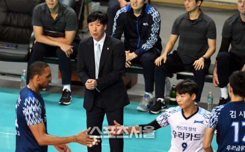 [포토] 신영철 감독 \'침착하게\'