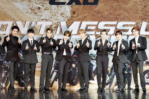 엑소 정규 5집 음감회 이미지
