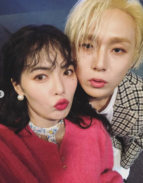 현아♥이던, 열애 인정 후 첫 공식석상 비하인드 컷 공개[★SNS]