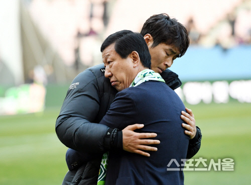 [포토] 최강희 감독-이동국, 눈물 쏟으며...마지막 포옹...