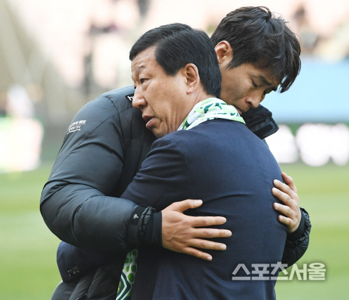 [포토] 이동국, 눈물 펑펑 쏟으며...최강희 감독과...