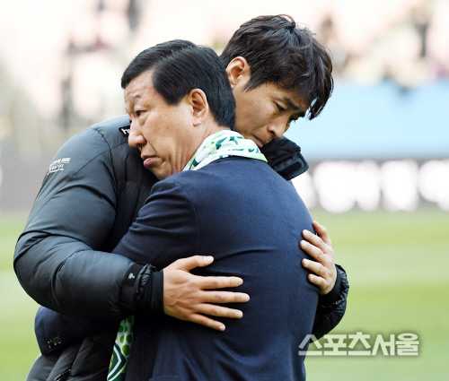 [포토] 최강희 감독-이동국, 눈물 젖은...마지막 인사...