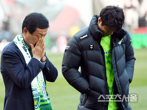 [포토] 최강희 감독, 이동국과 마지막 인사에...울컥...