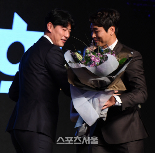 K리그 시상식...박동혁 감독 축하하는 이동국 [포토]