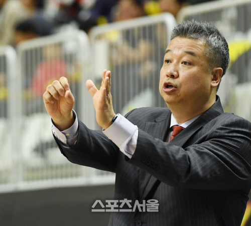 [포토] 삼성생명 임근배 감독, 놓치면 안돼~