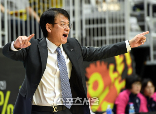 [포토] OK저축은행 정상일 감독, 인정사정 볼 것 없다!