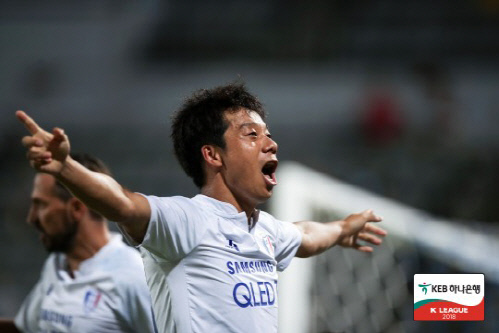 염기훈, 빅버드에서 2년 더…30대 후반 다년계약의 의미