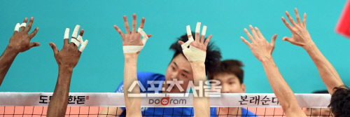 허공을 막고 있는 수비벽! [포토]