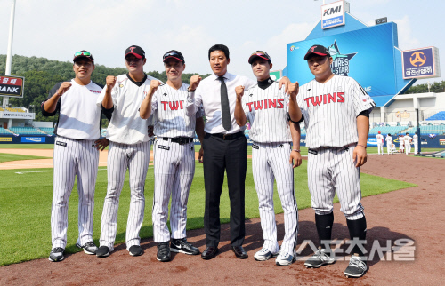 [SS포토]김동수 감독-선수들과 기념촬영 하는 이병규