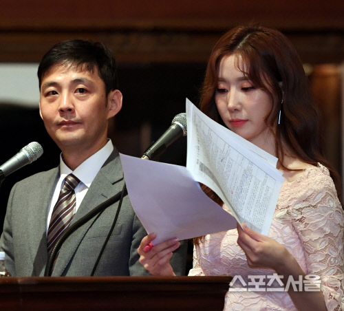 [포토] SBS 정우영-진달래 아나운서, 준비도 꼼꼼하게~
