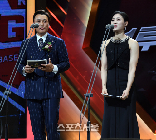 [포토] 시상자로 나선 이승엽 홍보대사와 펜싱 김지연