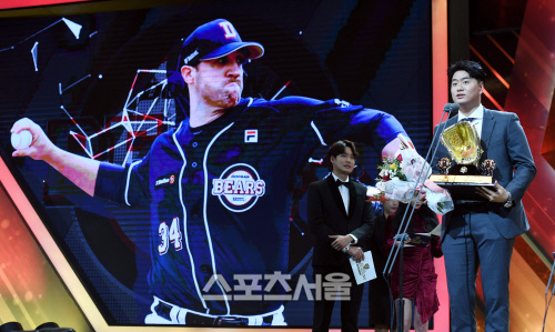  두산 린드블럼 2년 만 外人 투수 황금장갑 주인공