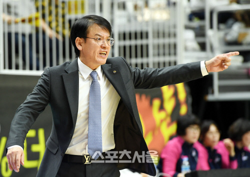 [포토] OK저축은행 정상일 감독, 삼성생명 잡아야 해!