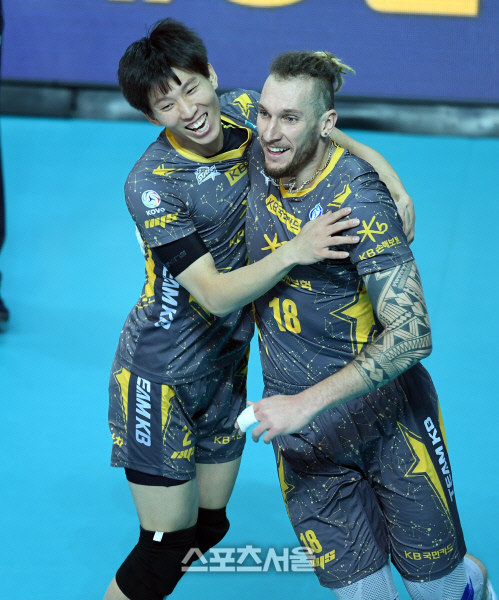 [포토] 펠리페-황택의 \'1세트는 우리가 가져간다\'