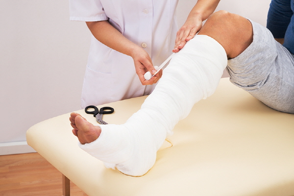 겨울 급증하는 골절…낙상 사고 유의하고 적절한 치료 진행돼야 