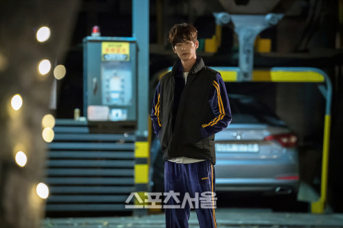 '일뜨청' 송재림, 비하인드 사진 공개...아련한 눈빛에 비현실적 비율