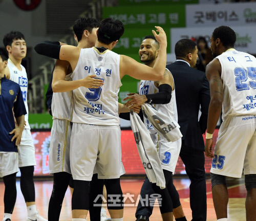 전주kcc 이정현, 승리의 마침표  [포토]