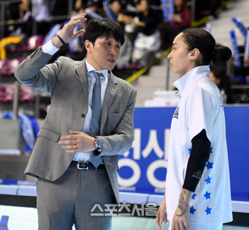 위성우 감독, 김소니아에게 설명중 [포토]