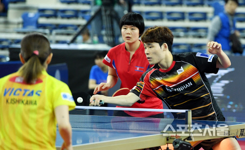 "우진 동생 덕분", "효심 누나 고마워"…호흡 척척 탁구 단일팀, 세계챔프 꺾다