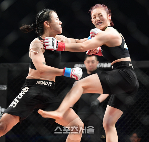 이예지의 턱을 돌리는 이수연, 타격도 대단한 꽃미녀 파이터![포토]