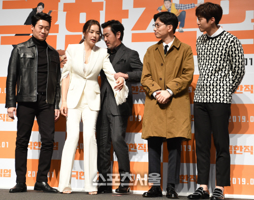 [포토] 류승룡 '이하늬씨가 가운데에 있어야지'