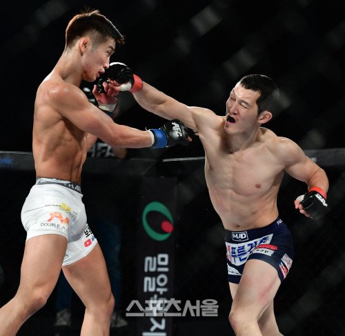 문기범의 강력한 스트레이트, 집요한 공격으로 2차 방어에 성공하는 문기범[포토]