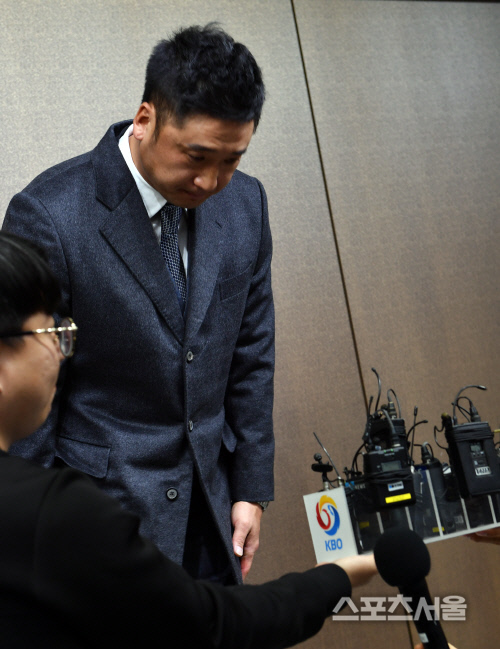 기자회견장 떠나는 이택근, 모든 징계 달게 받겠다[포토]