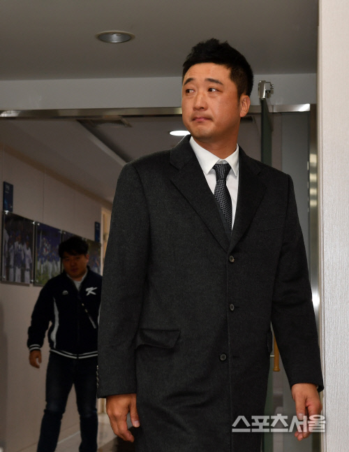 기자회견장 들어서는 이택근, 상기된 눈가[포토]