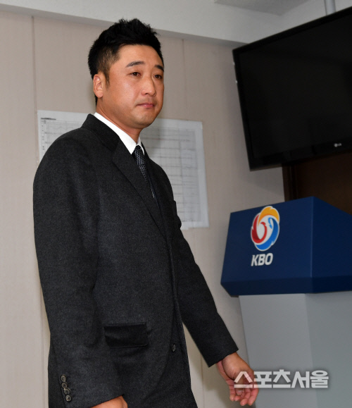 기자회견장 들어서는 이택근, 상기된 눈가[포토]