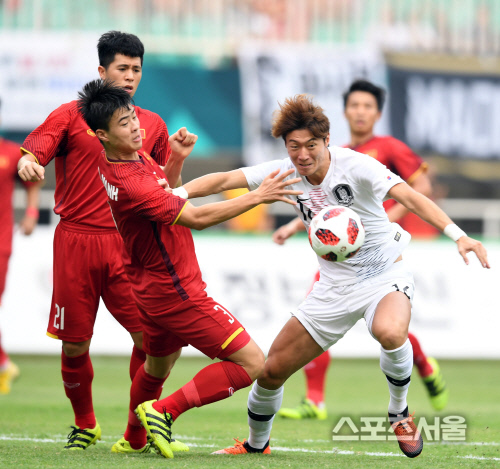 [포토] 황의조 \'저리 가\'