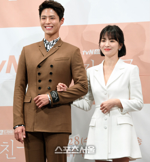 설렘장착 송혜교X박보검, 가면무도회 파티룩으로 매력폭발[SS드라마]