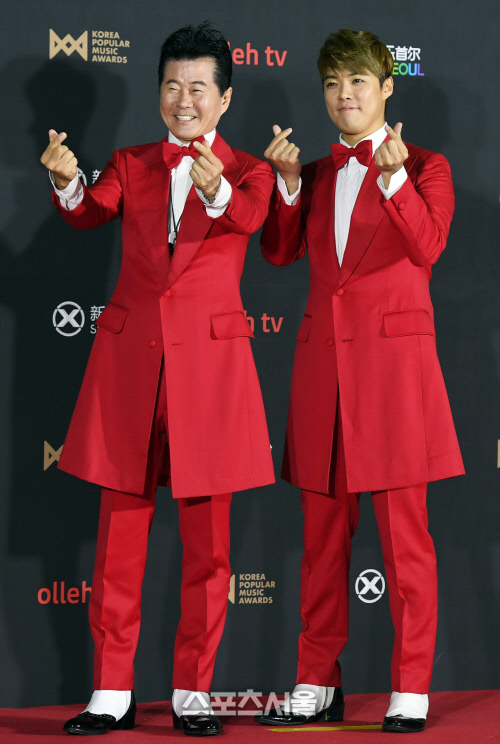 [포토] 태진아-강남 부자, 정열적인 패션