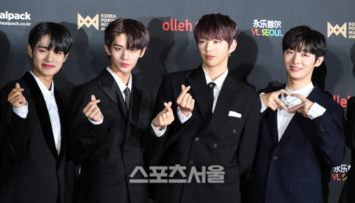[포토] 이대휘-배진영-강다니엘-윤지성 \'심쿵 하트\'