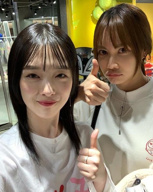 설리, '진리상점' 찾은 양미라와 인증샷 "예쁘게 입어주세요"[★SNS]