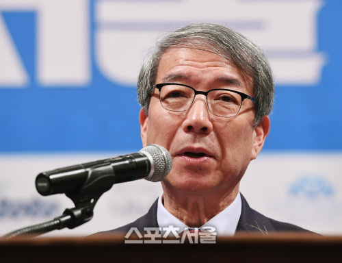 [포토] KBO 정운찬 커미셔너, 올해의 상...수상자들 축하합니다!