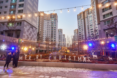 한화건설 '수원 권선 꿈에그린' 아파트 단지 산타마을로 변신