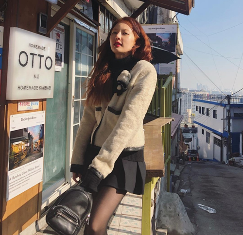 현아, 미니스커트에 드러난 '극세사 다리라인'[★SNS]