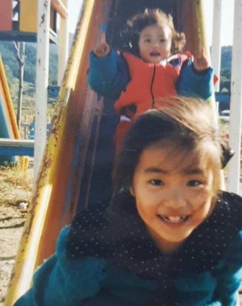 홍진영, 언니 홍선영과 어린 시절 공개...'귀여움 폭발'