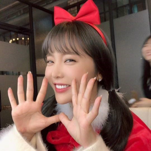 홍진영, "솔로들도 외롭지 않아"…귀여운 산타로 변신[★SNS]