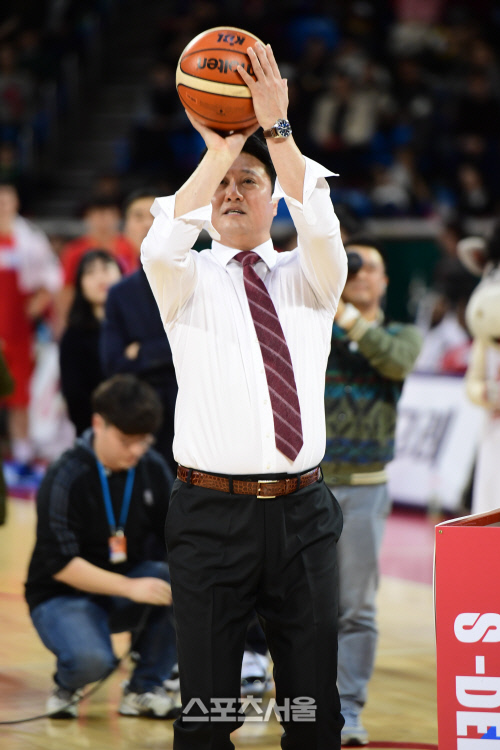 문경은-이상민 3점슛 대결 '감독은 쑥스러워도 흥행은 만점'