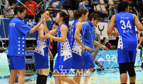 우리은행 오늘도 승리로 마침표 [포토]