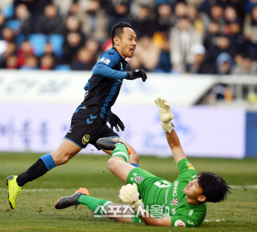 [포토] 문선민 \'공이 골대로 빨려 들어가는구나\'